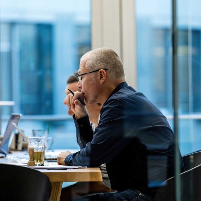 Bild einer Konferenzsituation und Bildausschnitt auf Norbert Möller