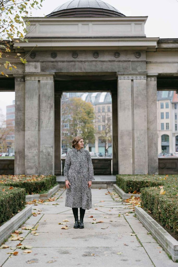 Laura-Sophie Jung steht draußen mittig im Bild und blickt nach links